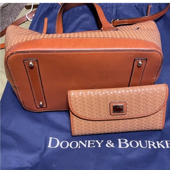 👜Dooney & Burke with wallet, comes with dust bag. Preloved excellent condition. - Picture 4 of 7